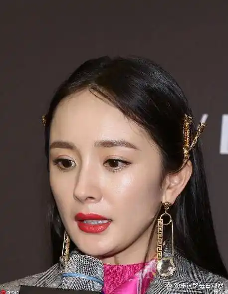 杨幂瘪嘴,娜扎小短腿,明星被照进现实!_图里热巴_程潇_身材