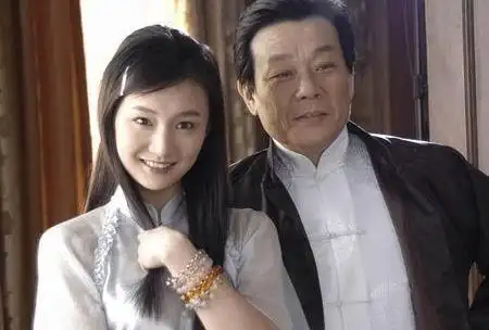 寇世勋和原配崔瑶琪是青梅竹马,从小一起长大,还是大学同学.