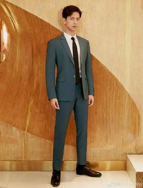 200317女孩子眼中的腿精李现满屏大长腿