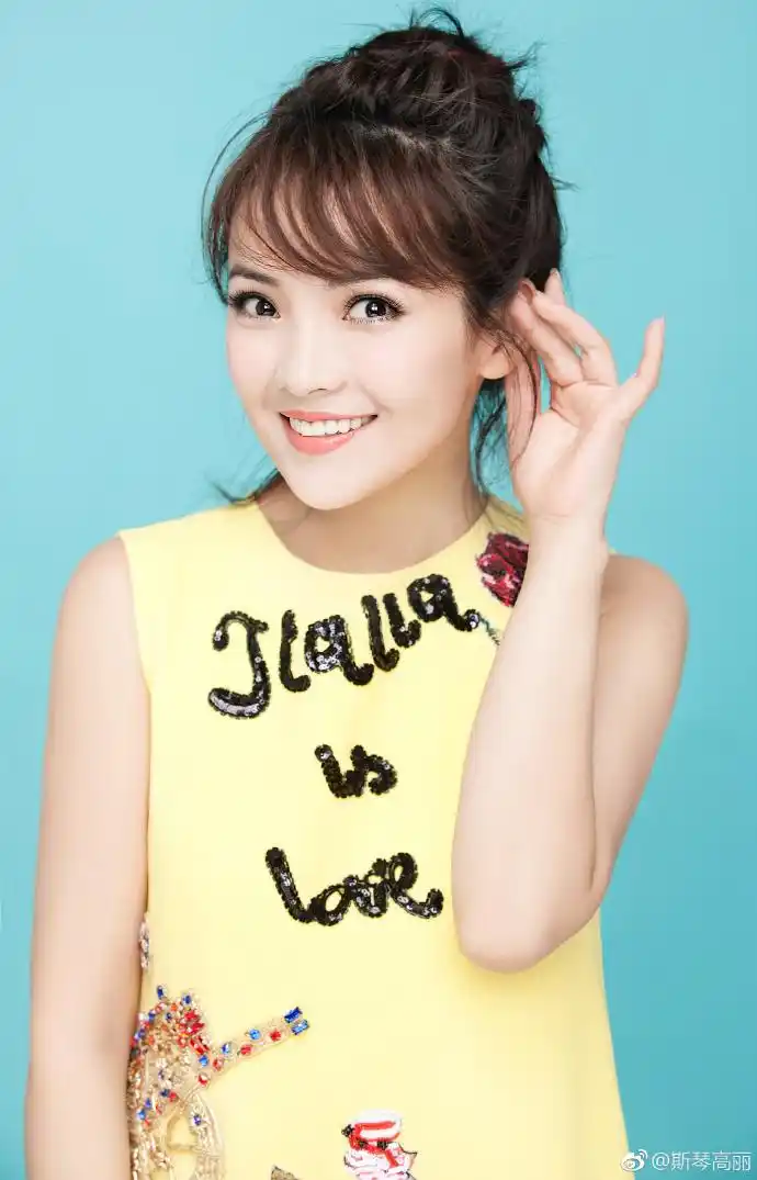 《黄色丫头》文/丽高琴斯周一快乐,这个城市大多数