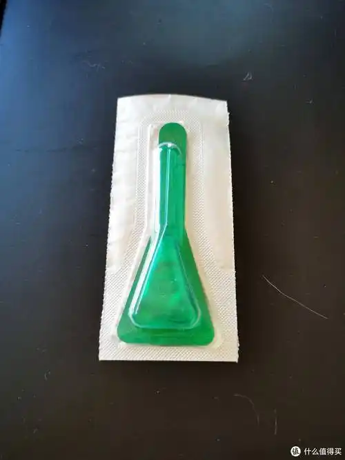 然后涂上液体的驱虫药,这样一来猫咪抓不到你,二来药水涂在猫咪的背部