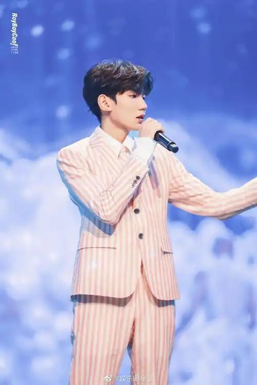 贵族小王子王源上线 西装革履是梦中的模样