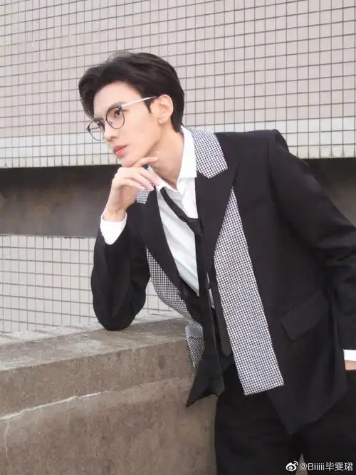 毕雯珺白衬衫黑领带##毕雯珺的喉结