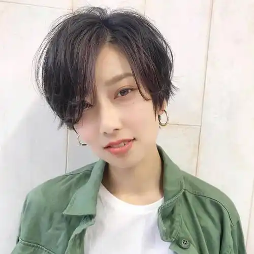 发量少,发质细软容易油的小圆脸女生,适合什么样的短发?