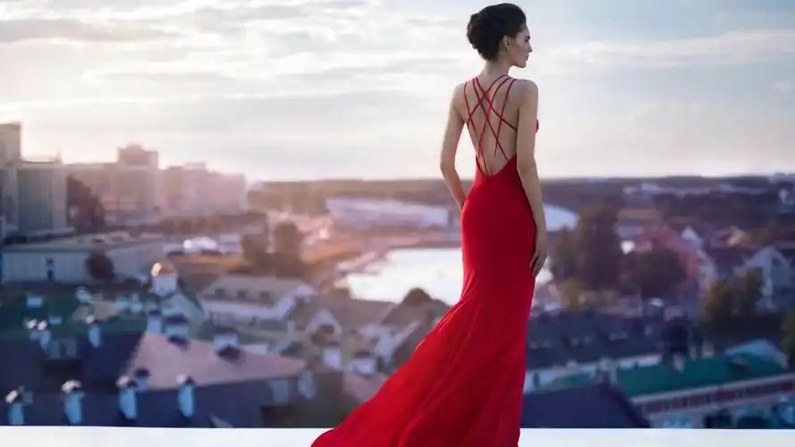 穿着红色连衣裙的时装模特图片,4k高清美女图片,娟娟壁纸