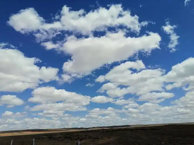 第二天向北岀发天空的云彩特别雪白