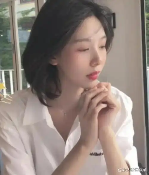 我的头倚在林梦的肩膀上噘着嘴摆弄自己的头发愤愤然地说道