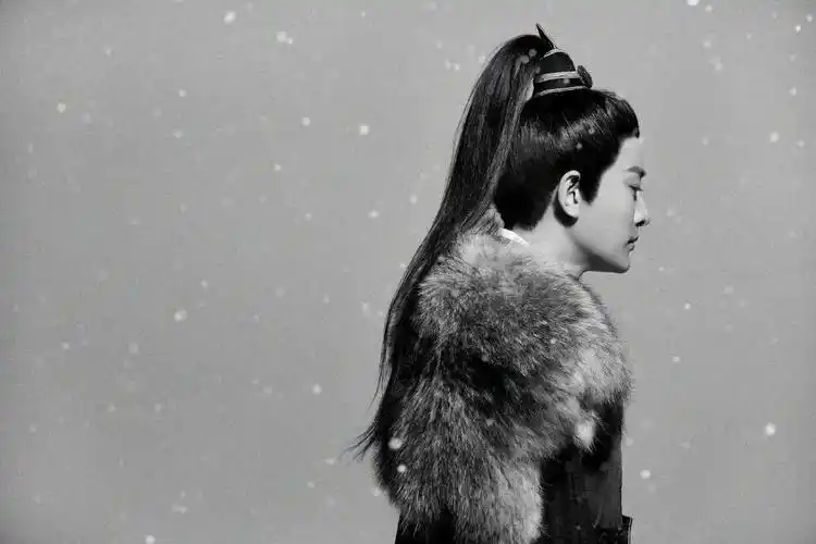 > 贾乃亮古装造型黑白照图片(3/9)