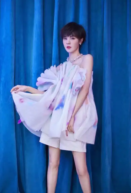 简介:郁可唯吊带薄纱裙优雅写真图片,分享一组郁可唯图片给大家,图中