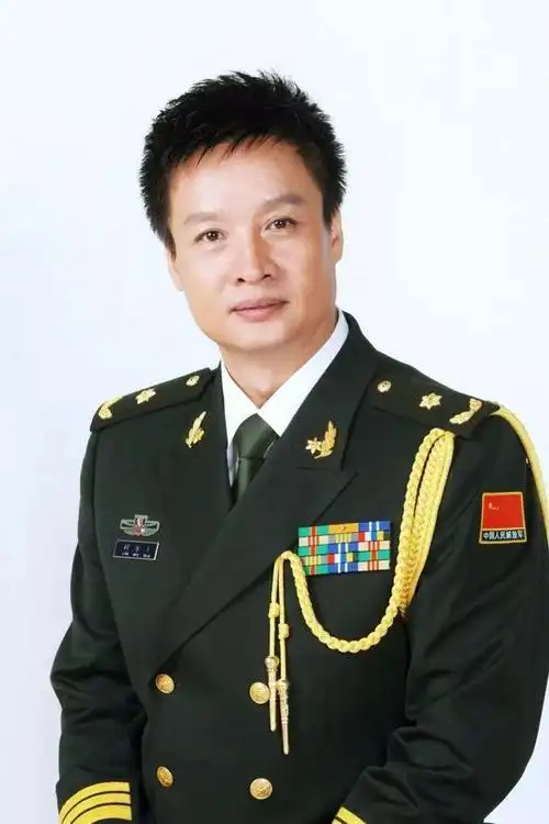 这首歌也将阎维文的演唱事业助推到新的高度,从此他身穿军装,在全国