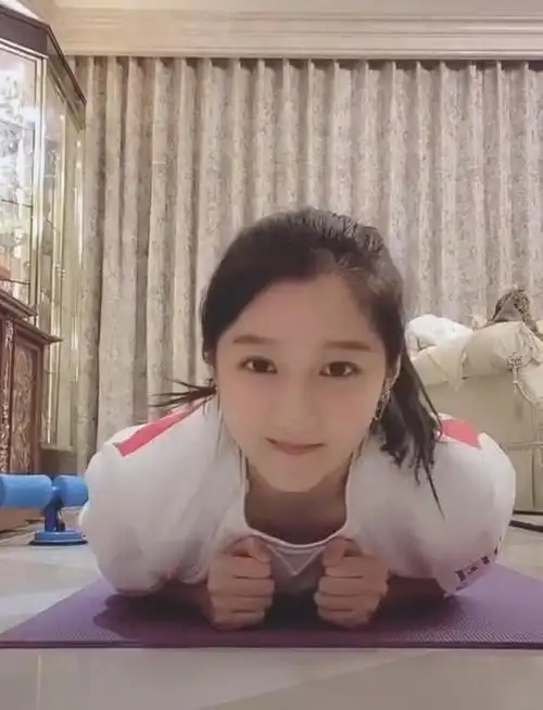 关晓彤做俯卧撑,谁知衣襟口口太大,粉丝瞬间截图:小鹿都不管管