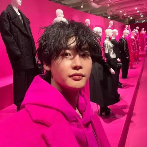 沉睡时5周年快乐#220924@李钟硕更新ins原文:pink终于把自拍放出来啦