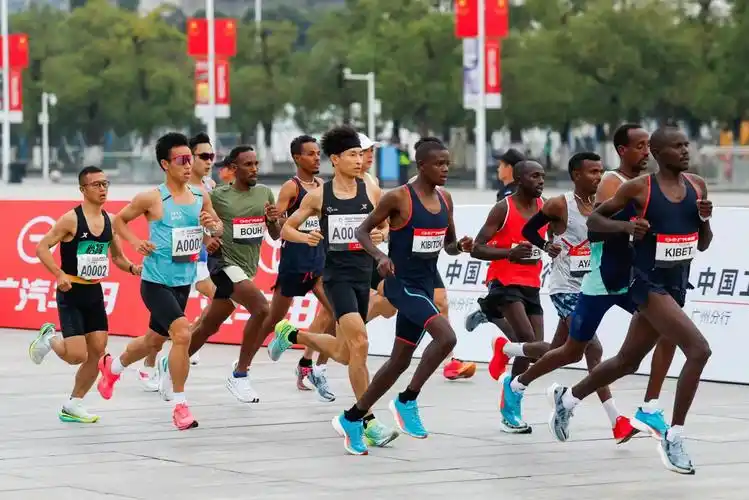 今年广州马拉松赛邀请了来自肯尼亚,埃塞俄比亚,摩洛哥等不同国家和