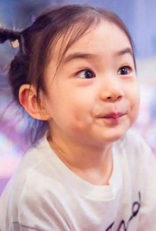 戚薇女儿lucky四岁生日扎着高马尾出镜手舞足蹈感谢大家祝福