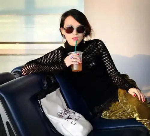 章子怡机场造型越来越随意,一身黑白灰穿搭,用绿色墨镜来提亮