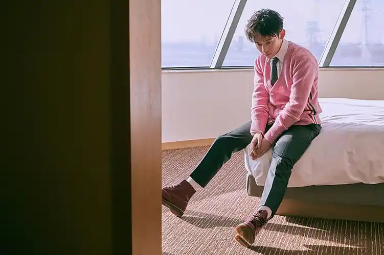 董子健粉色系写真曝光新戏流金岁月开机引期待