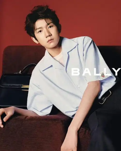 浅蓝衬衫温柔清俊,两组造型简约帅气有格调~ 67王源全新春夏广告