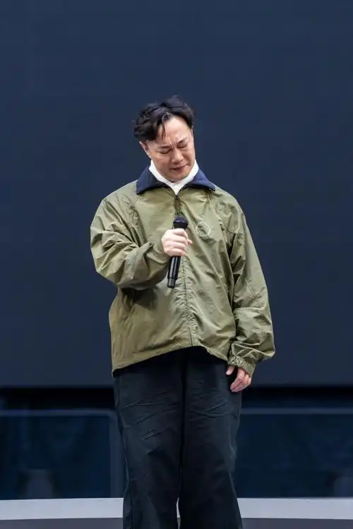 陈奕迅身体不适突然宣布取消演唱会,开场前上台鞠躬哭着向歌迷道歉