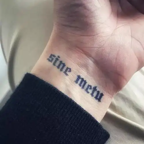 把对象名字纹手臂上的人分手后只能截肢吗