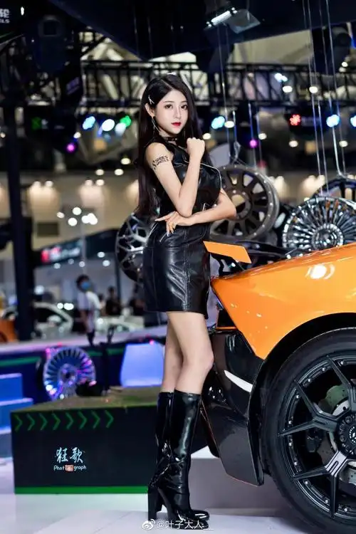 长靴配长腿好有重金属味道的车模有点神似赵丽颖