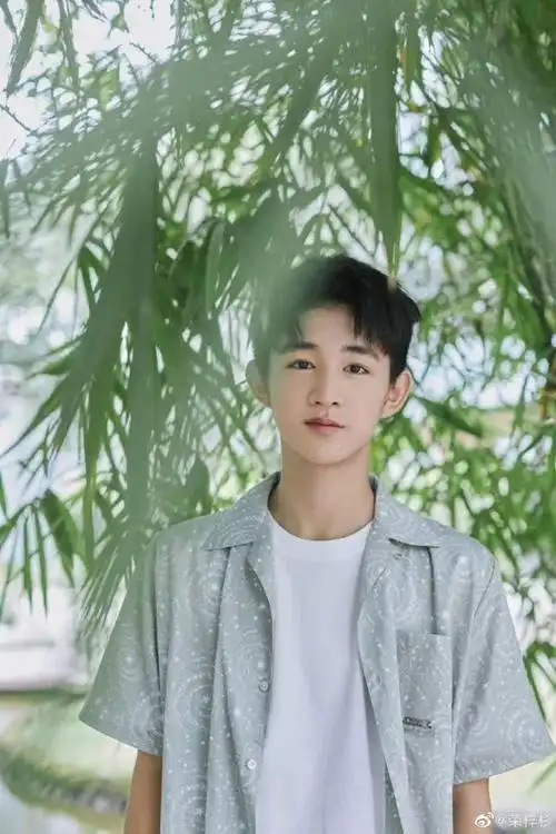 易烊千玺2.0:182cm的沉稳少年,18岁拿下"内娱第一"