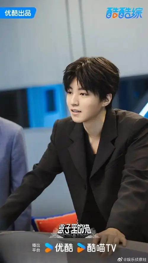 只有王俊凯被通知穿西装##盒子里的猫