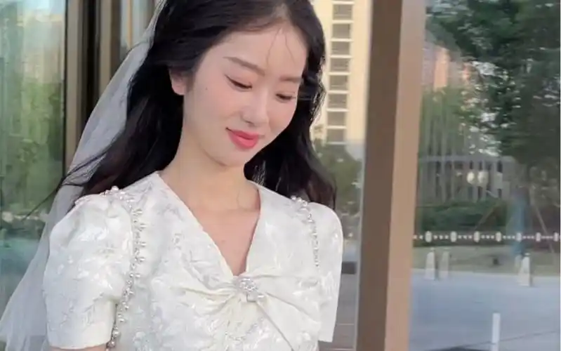 谁家小仙女订婚了!乍一看还以为"刘亦菲"