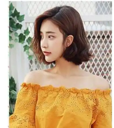 她选择的是这一种侧分式刘海的齐肩式的月牙脸适合发型,栗色的发色,微