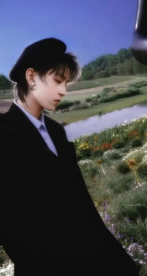 有一种氛围感叫春天##王俊凯的高中毕业照