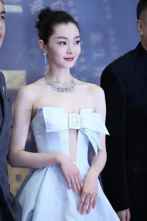 宋轶虽然瘦但胳膊上有点肌肉穿抹胸裙看着好似真人芭比