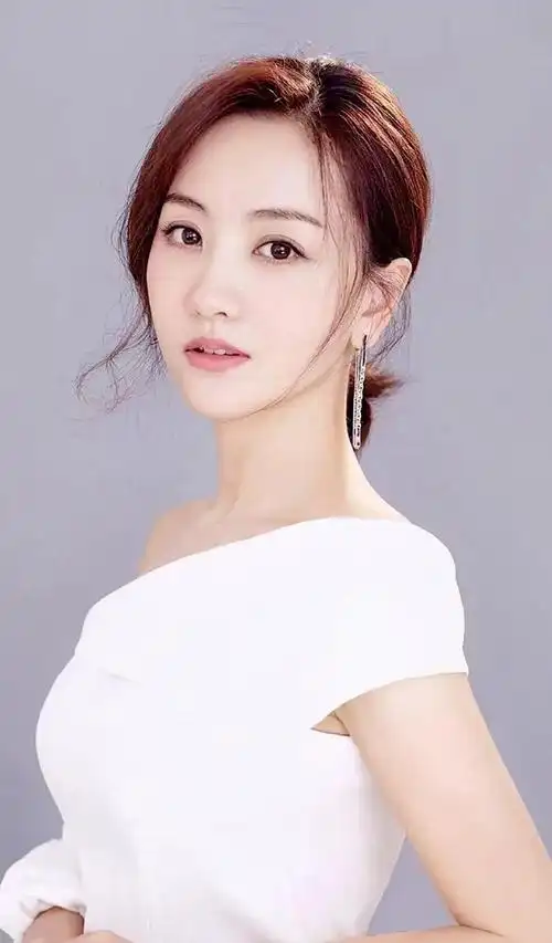 杨蓉绝美时刻身高不够身材来凑内娱最美性感花瓶