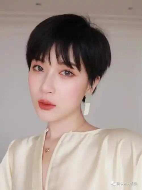 "35 款露耳超短发"_发型_短发_女生