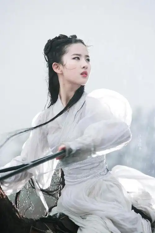 让刘亦菲一战封神的角色,正是《神雕侠侣》中的小龙女,在这之前曾经