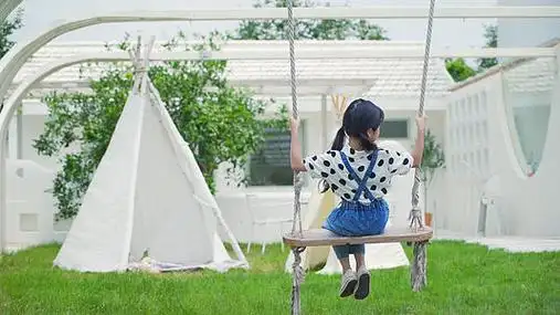 露营花园儿童荡秋千慢动作背影视频视频的预览图