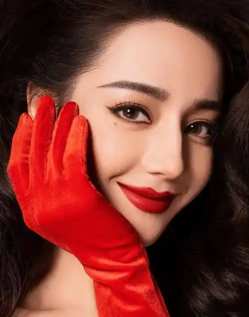 迪丽热巴舞动迪斯科复古红裙新年大片_红色_动感_曲线