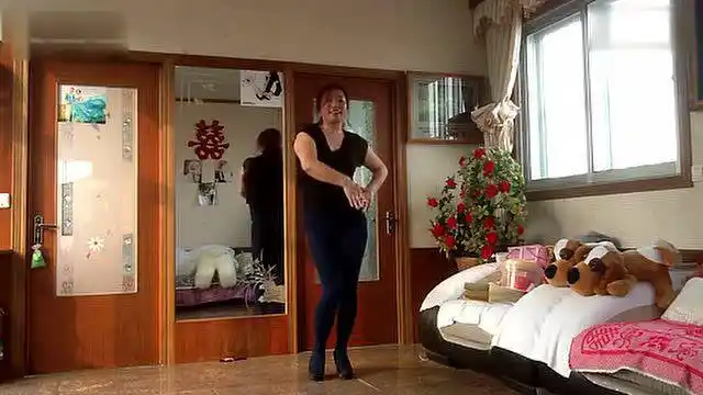 大姐在家跳广场舞 跳得还挺不错的