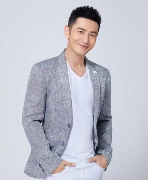 从这个对比照来看,很明显,靳东和周润发的身高差不多,而且周润发的