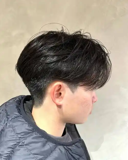 两侧铲短立体后脑勺男发,上面留长梳个分头,尽显男士时尚与帅气_发型