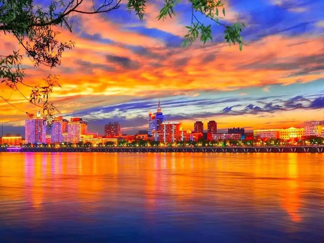 #吉林超级夜# 【落日余晖待你而归,一起看吉林市夜景大片!】夜幕降临,