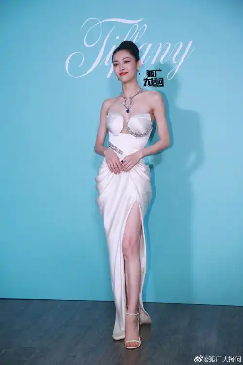 钟楚曦美神降临##钟楚曦白色高开叉长裙##钟楚曦白月光