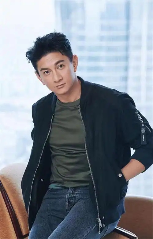 放上刘诗诗近日的机场照,产前产后身材几乎没有多大的变化,相反吴奇隆