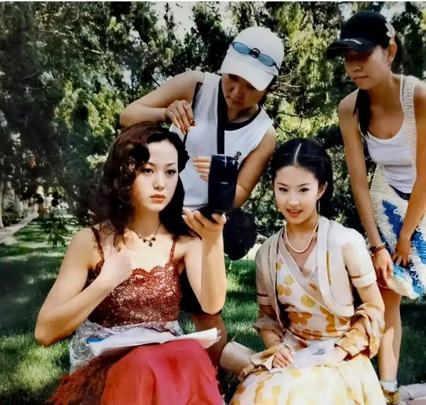 刘亦菲金粉世家罕见照片,,刘亦菲力气真大 !