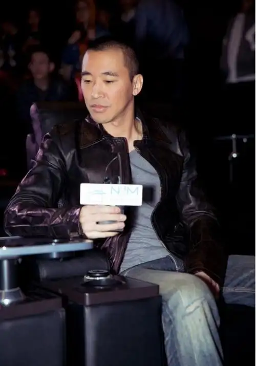 徐静蕾黄立行合体亮相同穿黑色皮衣低调秀恩爱真让人羡慕