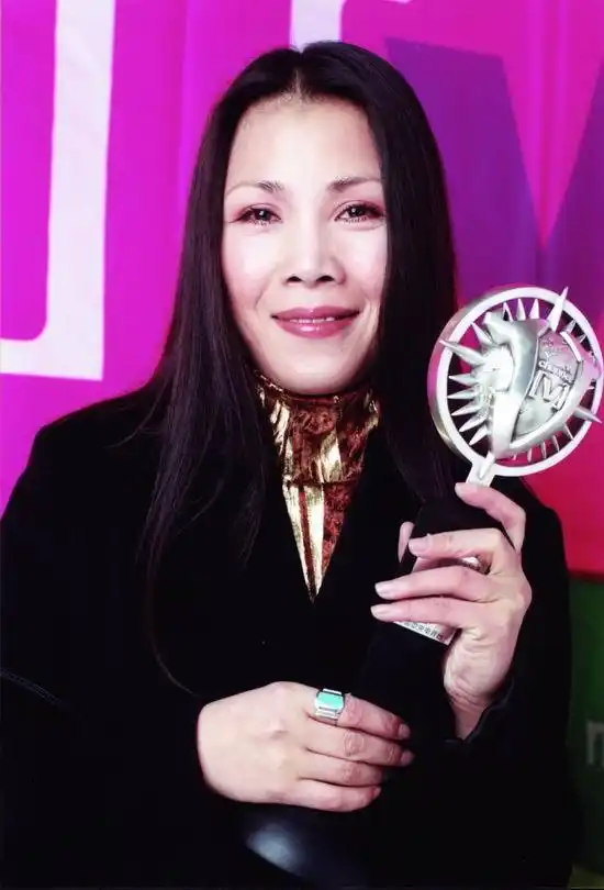 图文:群星闪耀cma2001颁奖典礼-田震