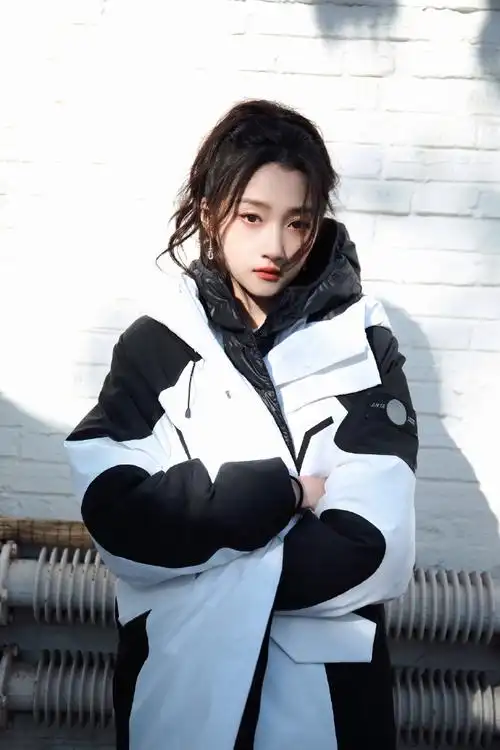 关晓彤穿白色冲锋衣女大学生即视感～看起来好温暖哦～不过就是#谁来