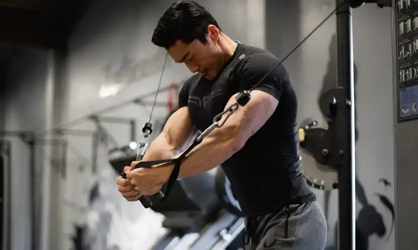 劲爆的肌肉简直要炸裂的既视感,看来他的努力没有白费.