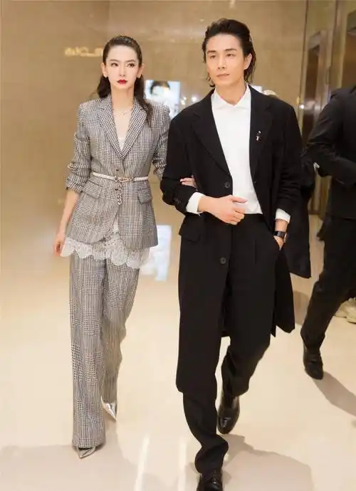 戚薇背头湿发比帅李承铉,涂红唇配时髦西装,这对夫妇太养眼_造型_脸型