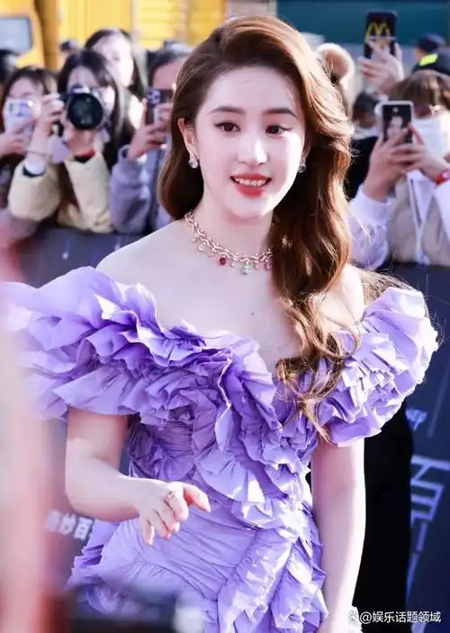 刘亦菲19岁时候是首届金鹰女神,一身黄色金灿灿礼服,搭上皇冠发型,真