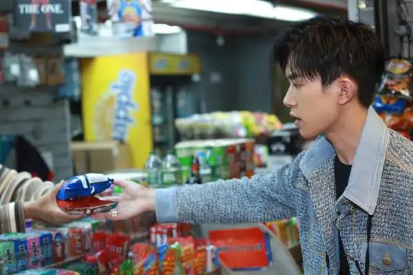 易烊千玺与阿深什么关系虽是流量小生但本质还拥有那份纯真