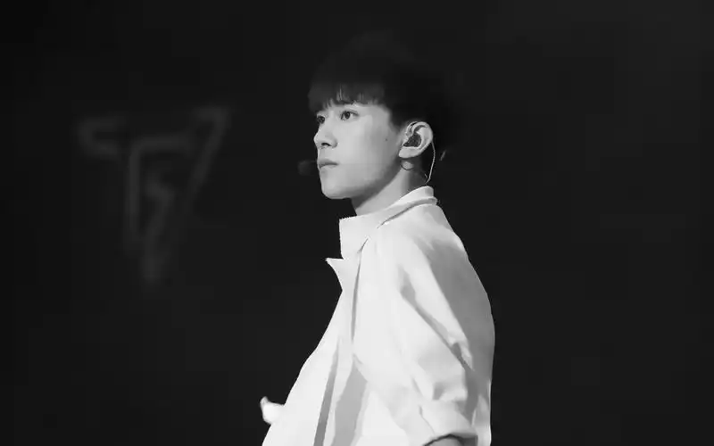 超酷易烊千玺黑白壁纸_高冷酷帅的千玺